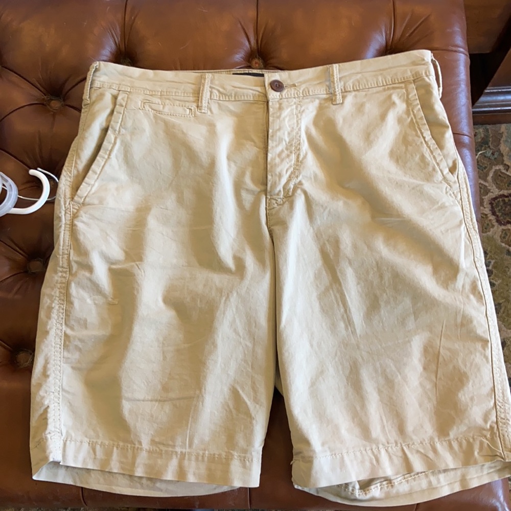 American Eagle khaki shorts size 32